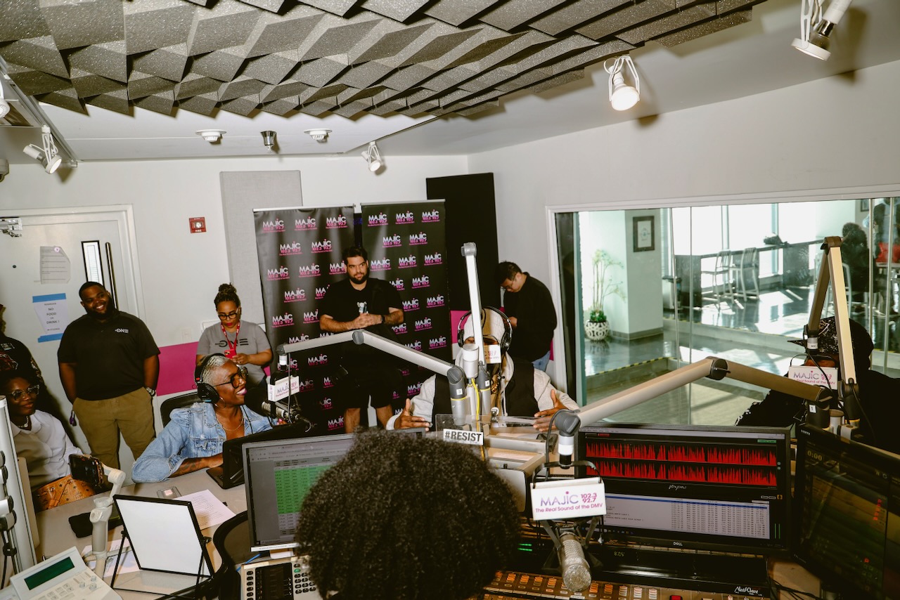 Ne-Yo At Majic 102.3/92.7 Studios