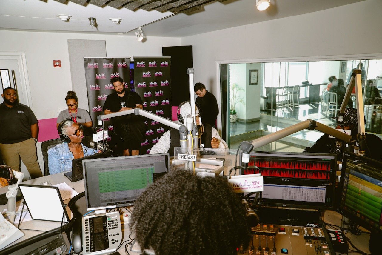 Ne-Yo At Majic 102.3/92.7 Studios