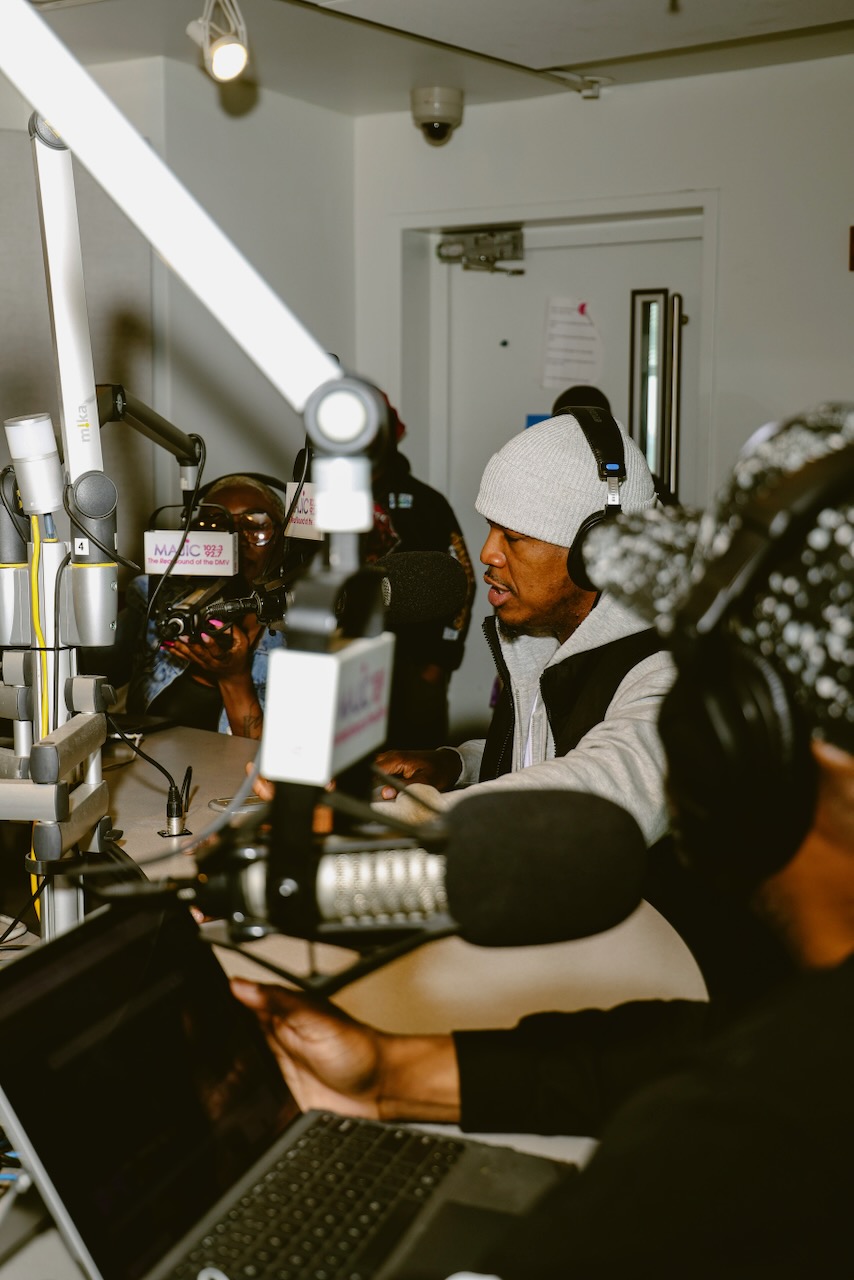 Ne-Yo At Majic 102.3/92.7 Studios