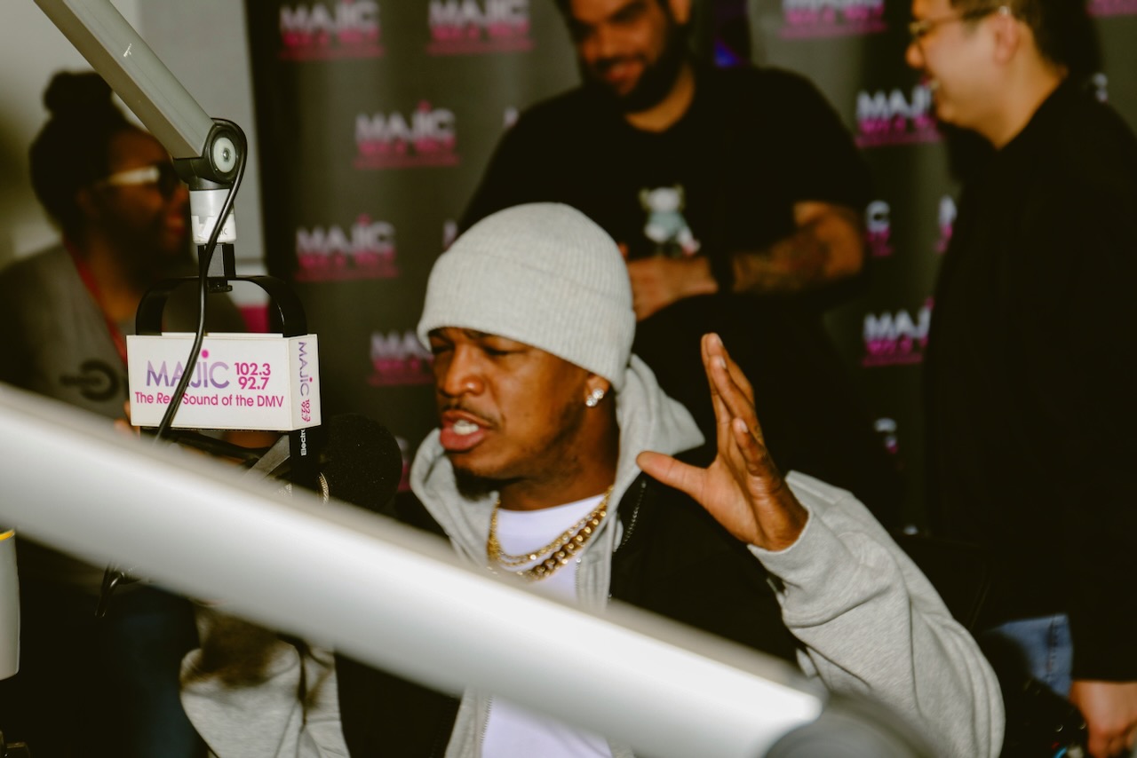 Ne-Yo At Majic 102.3/92.7 Studios