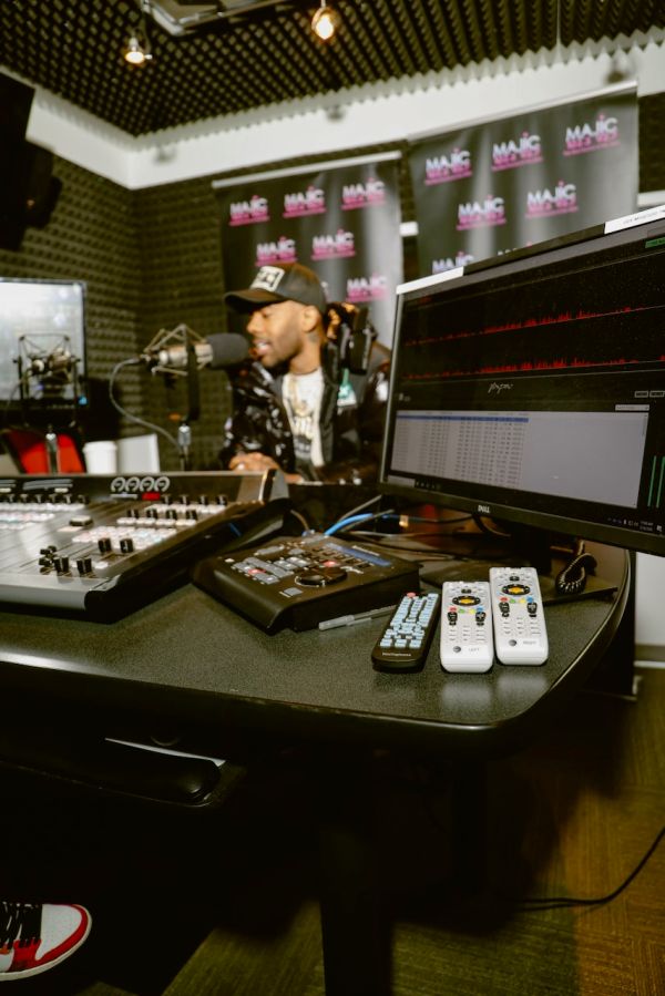 Mario Majic 102.3/92.7 Meet & Greet